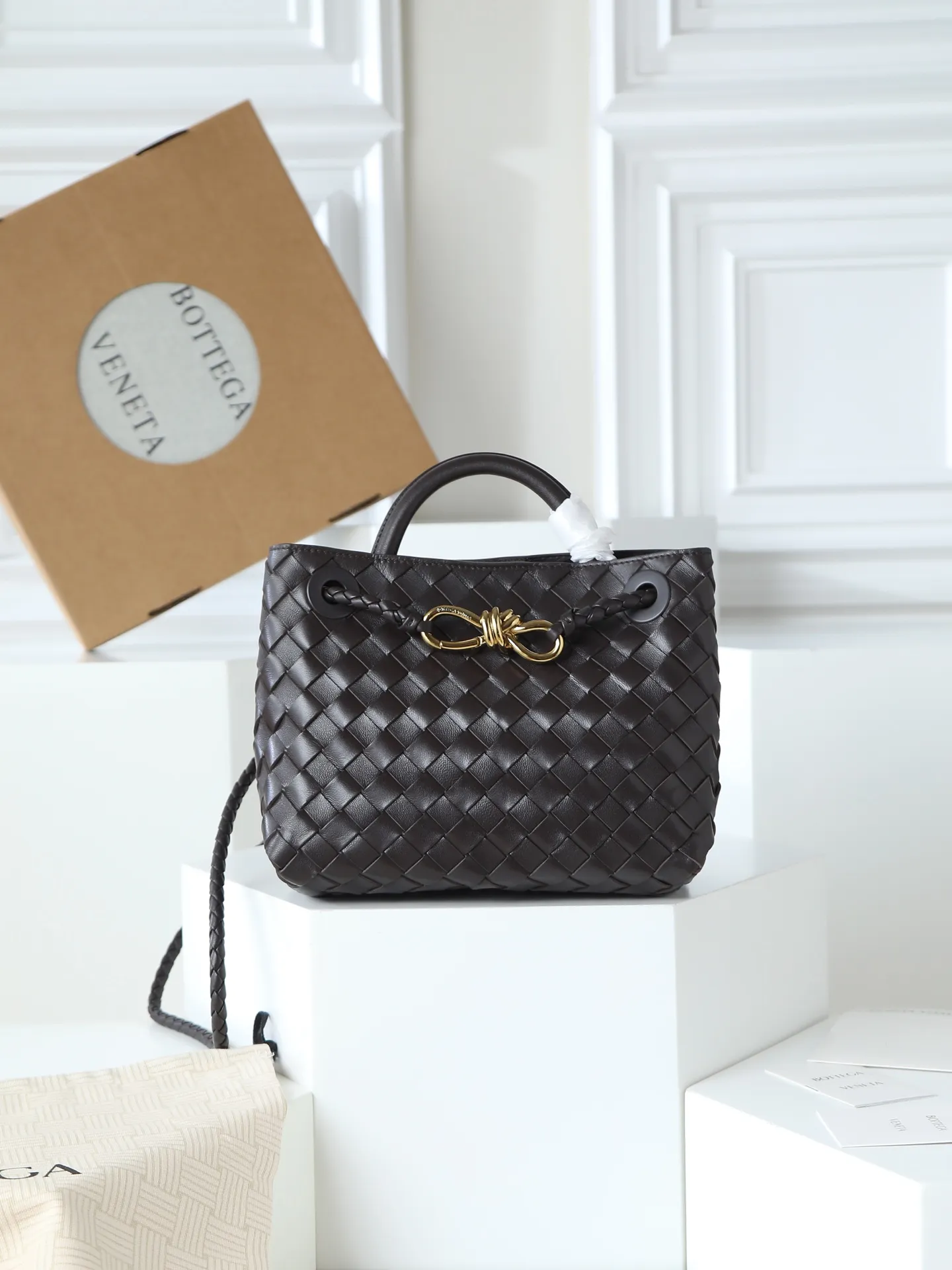 1300. Andiamo is shipping‼ ️Really popular🔥The new Andiamo woven handbag launched by Bottega Veneta this season is really popular all over the world! ! Celebrities at home and abroad have worn it, and Oscar-winning actress Michelle Yeoh has taken it out on the street. Song Jia, Trai Yala, Yu Feihong, Sanji Ayaka, Rosie Hunting-Whiteley, Yoshioka Riho, etc. have all worn this bag. It is classic and versatile and shows off your temperament, and the bag capacity is also large, which is very convenient for daily commuting! ! A variety of carrying methods, the shoulder straps can be adjusted by yourself, the original lambskin feels soft and delicate, and the unisex style breaks the gender boundaries and brings a more practical and long-lasting use experience. Andiamo, which has both elegant and casual styles, perfectly interprets the true appearance of "fashionable old money style". Style number: 766014 Size: 25*22*10.5cm
